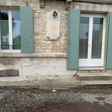 T2 Renove Proche Des Arenes Saintes